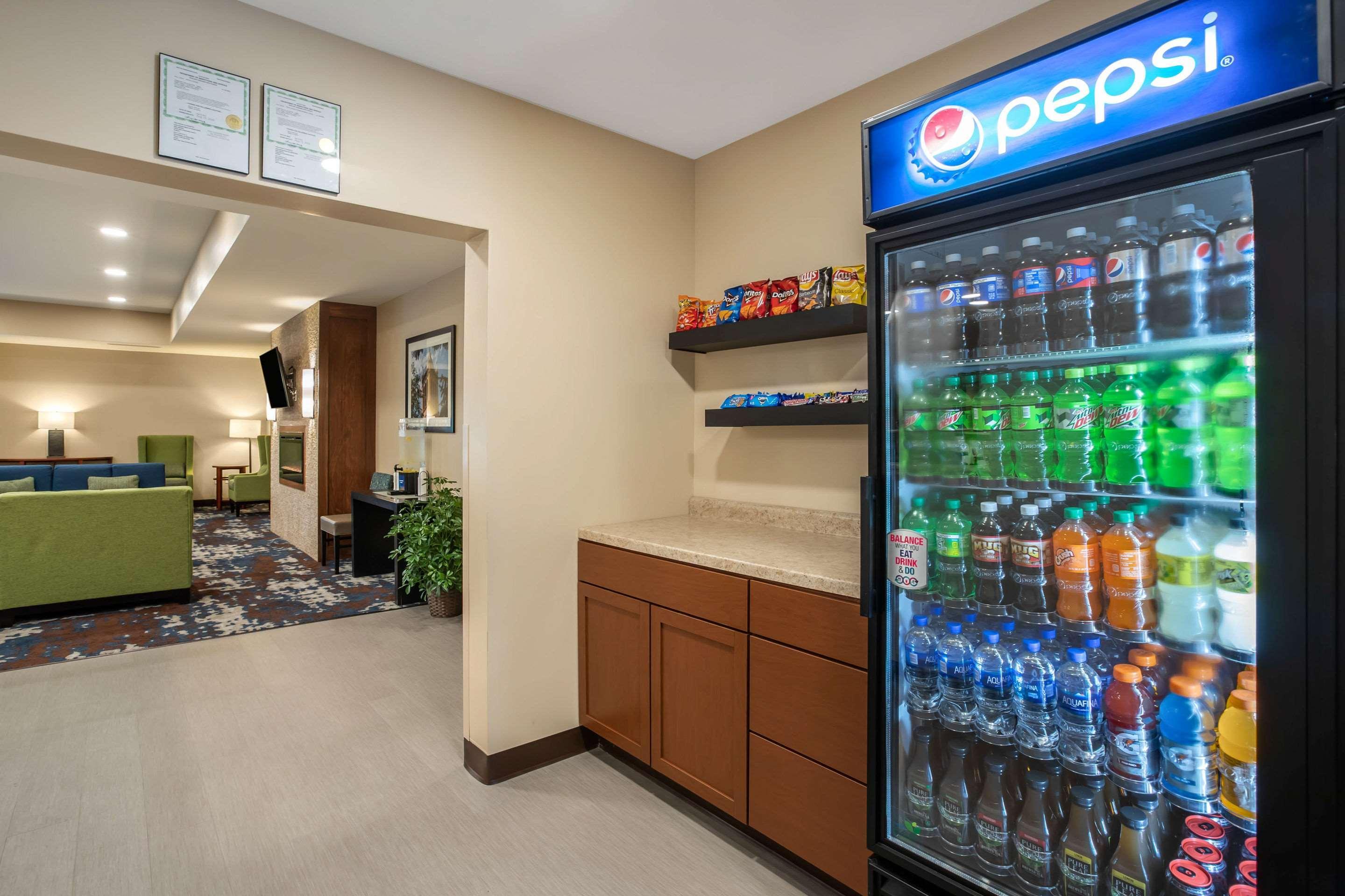 Comfort Inn & Suites Ames Near Isu Campus Экстерьер фото